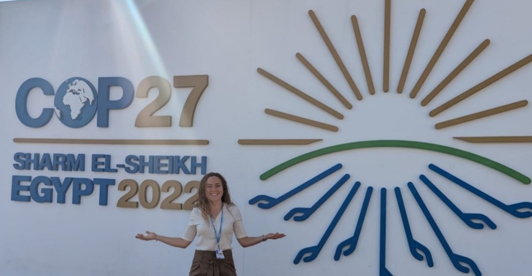 Nerea Ferrando Jorge infront of the COP27 logo